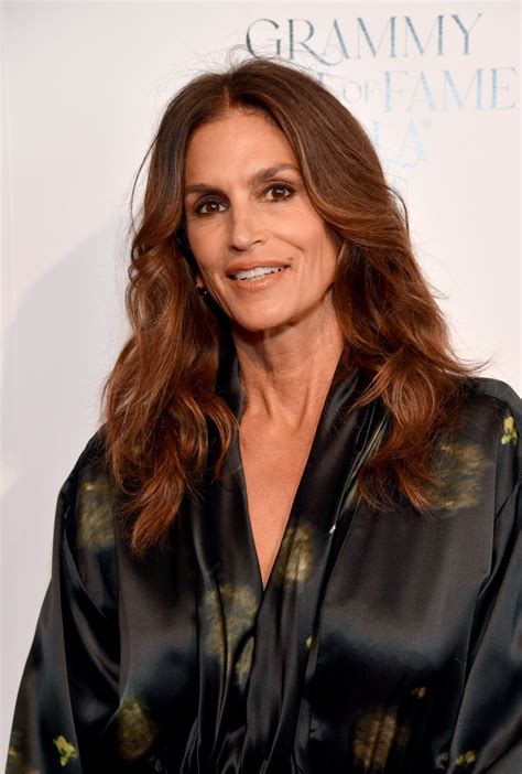 シンディ・クロフォード、約40年前の写真を再現して“年齢を重 .